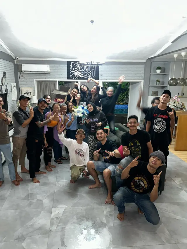 Dikabarkan Punya Pacar Baru, Ini 7 Potret Ochi Rosdiana Dapat Kejutan Ultah