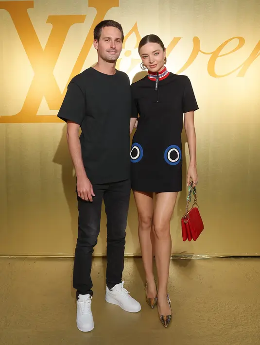 Miranda Kerr hadir bersama suami, Evan Spiegel dengan mini dress yang simple