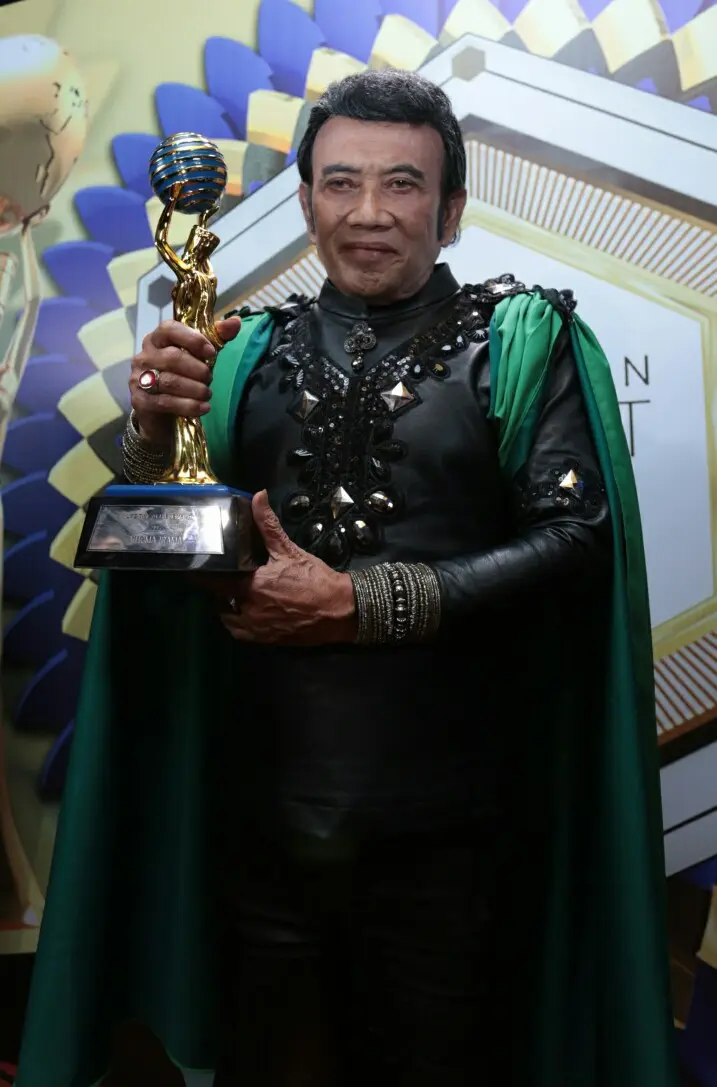 Rhoma Irama menerima penghargaan Lifetime Achievement Indonesian Dangdut Awards 2017. (Deki Prayoga/Bintang.com)