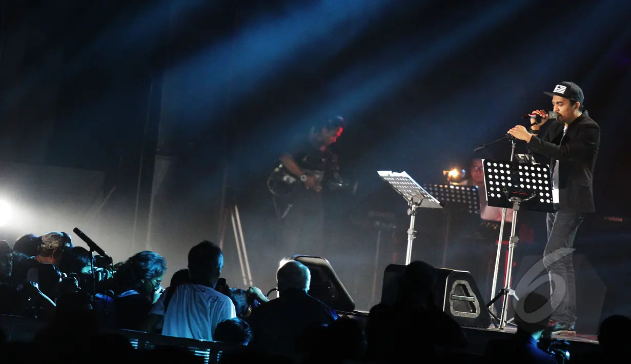 Glenn Fredly menampilkan lagu "Rock With You" dalam Tribute to Michael Jackson di Main Stage Java Jazz Festival 2015, JIExpo, Jakarta, Jumat (6/3).(Liputan6.com/Faizal Fanani)