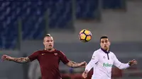 Gelandang Roma Radja Nianggolan (kiri) berebut bola dengan striker Fiorentina Matias Vecino. (FILIPPO MONTEFORTE / AFP)