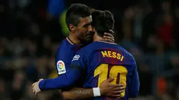 Pemain Barcelona, Lionel Messi merayakan gol rekannya, Paulinho ke gawang Deportivo La Coruna pada pertandingan pekan ke-16 La Liga di Stadion Camp Nou, Senin (18/12). Barcelona menekuk tamunya La Coruna 4-0 lewat dua gol Paulinho. (AP/Manu Fernandez)