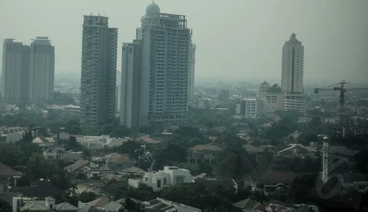 Gedung bertingkat di antara pemukiman padat di kota Jakarta, (15/10/14). (Liputan6.com/Faizal Fanani)