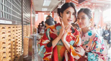 Sandra Dewi (kiri) dan adiknya, Kartika Dewi saat berada di salah satu kuil di Jepang. (instagram/@sandradewi88)