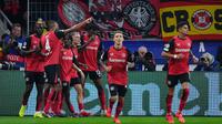 Pemain depan Nigeria #22 Victor Boniface (kiri) merayakan gol pembuka bersama rekan satu timnya selama pertandingan Liga Champions UEFA antara Bayer 04 Leverkusen dan AC Milan di Leverkusen, Jerman Barat, Rabu dini hari WIB. (Pau BARRENA/AFP)