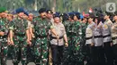 Panglima TNI Marsekal Hadi Tjahjanto dan Kapolri Jenderal Tito Karnavian memeriksa pasukan seusai apel pasukan TNI-Polri untuk pengamanan menjelang pelantikan Presiden dan Wakil Presiden terpilih di Silang Monas, Jakarta, Kamis (17/10/2019). (merdeka.com/Imam Buhori)