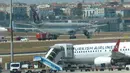Sebuah Pesawat Qatar Airways mendarat darurat di Bandara Ataturk, Istanbul pada Kamis, (18/08) waktu setempat. Pesawat jenis Airbus 330 itu akan terbang menuju Doha, Qatar. (REUTERS/Stringer)