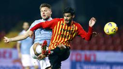 Striker Lazio, Ciro Immobile, berebut bola dengan pemain Benevento pada laga Liga Italia di Stadion Vigorito, Rabu (16/12/2020). Kedua tim bermain imbang 1-1. (Alessandro Garofalo/LaPresse via AP)
