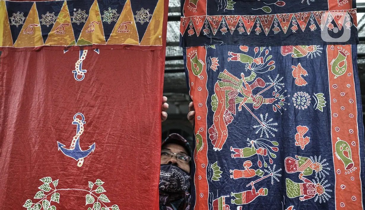 Perajin menyelesaikan pembuatan batik edisi Jakarta Terkini di Rumah Batik Palbatu, Jakarta, Kamis (15/10/2020). Kain batik Jakarta Terkini mengisahkan keadaan Ibu Kota saat dilanda pandemi Covid-19 dengan warna-warna yang memberikan harapan di setiap kondisi tersebut. (merdeka.com/Iqbal Nugroho)