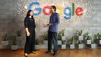 Country Lead Google for Education Indonesia, Olivia Husli Basrin (kir) dan VP & GM Google for Education, Shantanu Sinha (kanan) berbincang usai diskusi dalam panduan untuk membantu pengembangan pendidikan berbasis teknologi di Indonesia, di kantor Google, Jakarta (22/05/2023). (Liputan6.com)