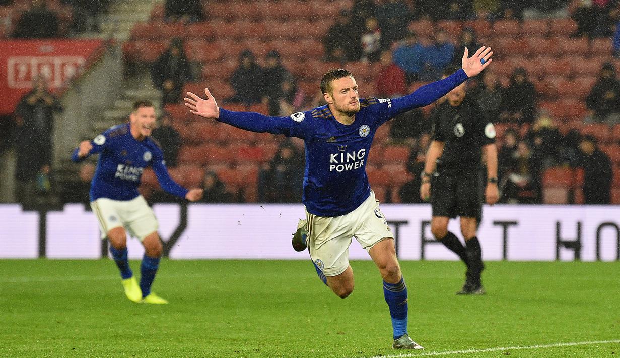 Striker Leicester, Jamie Vardy, merayakan gol yang dicetaknya ke gawang Southampton pada laga Premier League di Stadion St Mary, Southampton, Jumat (25/10). Southampton kalah 0-9 dari Leicester. (AFP/Glyn Kirk)