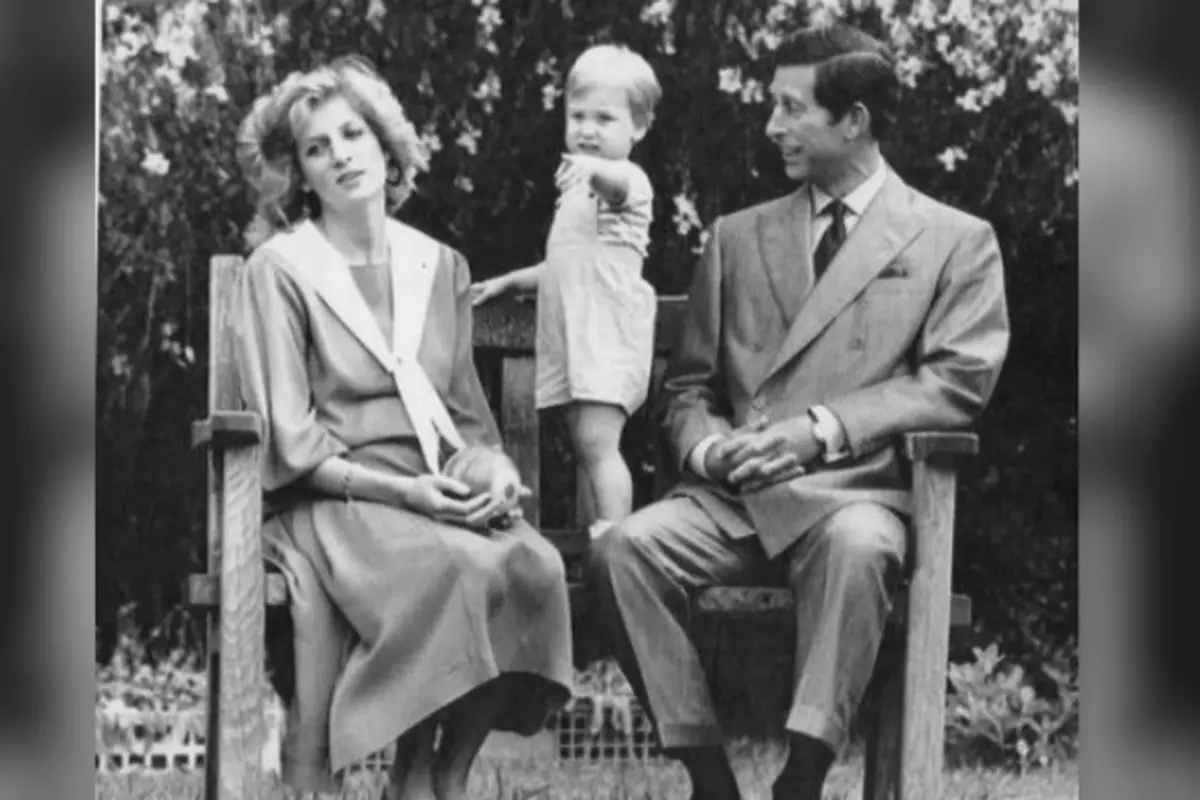 Putri Diana dan Pangeran Charles saat merayakan ulang tahun Pangeran William yang ke-2 pada di taman Istana Kensington (AP)