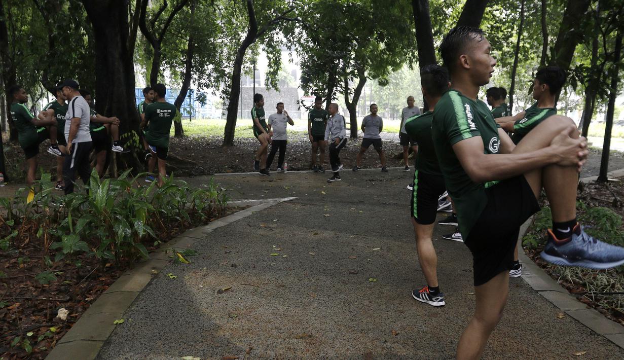 Pemain Timnas Indonesia U-23, Awan Setho, melakukan perenggangan usai latihan fisik di Bukit Senayan, Jakarta, Rabu (6/3). Latihan ini merupakan persiapan jelang kualifikasi Piala AFC U-23. (Bola.com/Yoppy Renato)