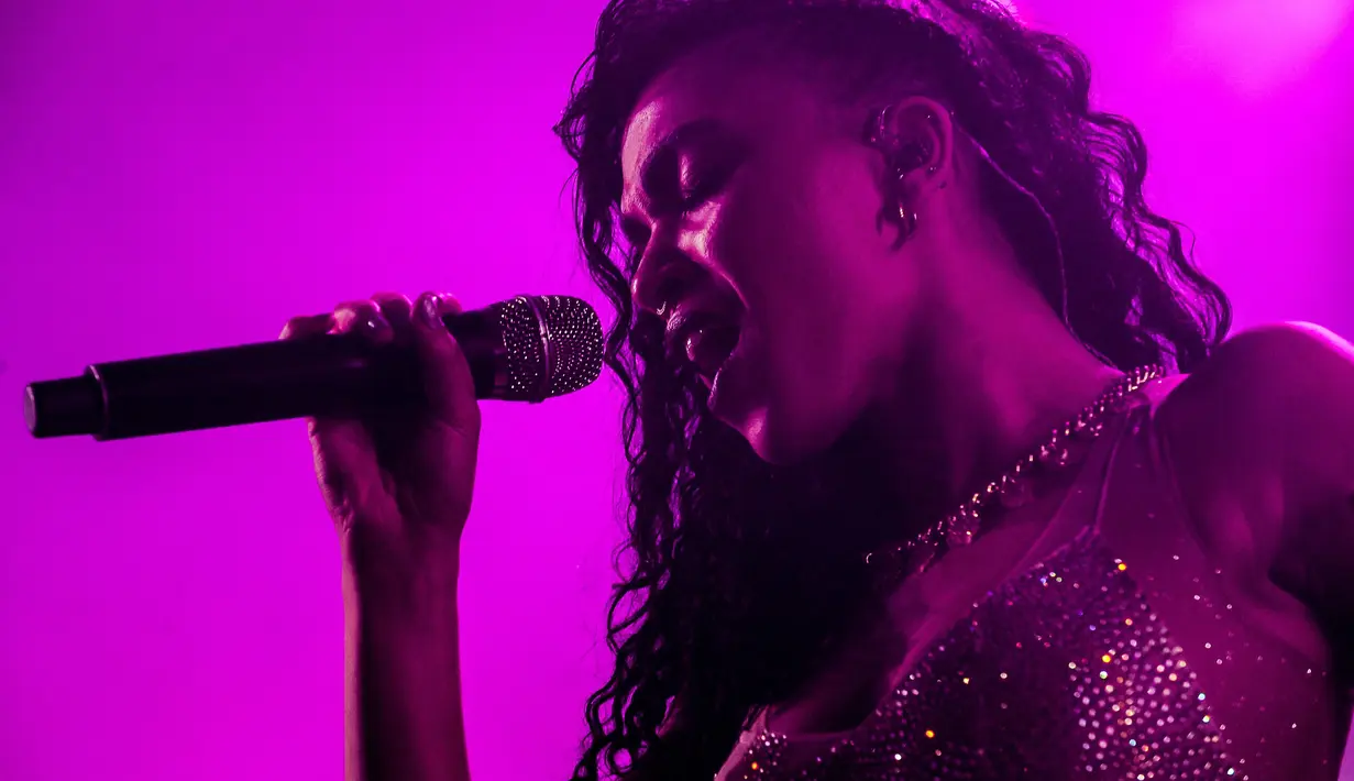 Keadaan yang membuat pasangan kekasih ini berjauhan menjadi satu hambatan bagi hubungan asmara FKA Twigs dan Robert Pattinson. (Bintang/EPA)