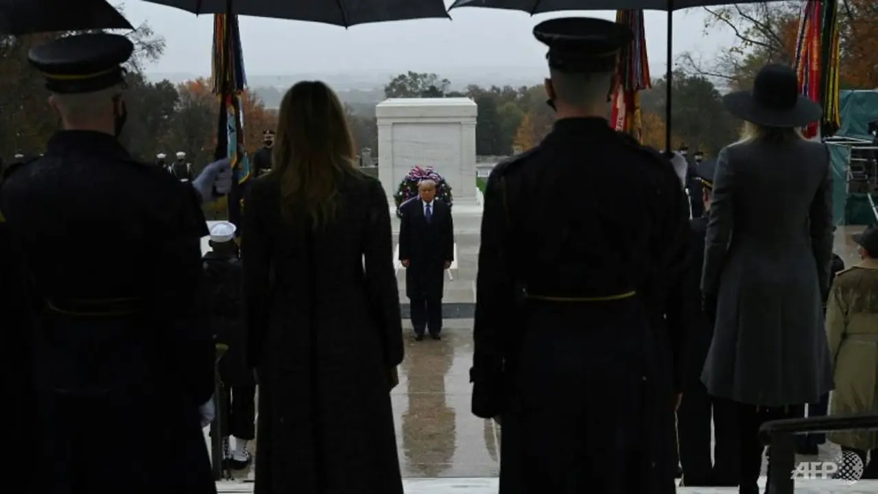 Presiden AS Donald Trump (tengah) menghadiri upacara peletakan karangan bunga untuk memperingati Hari Veteran pada 11 November 2020 di Pemakaman Nasional Arlington di Arlington, Virginia.