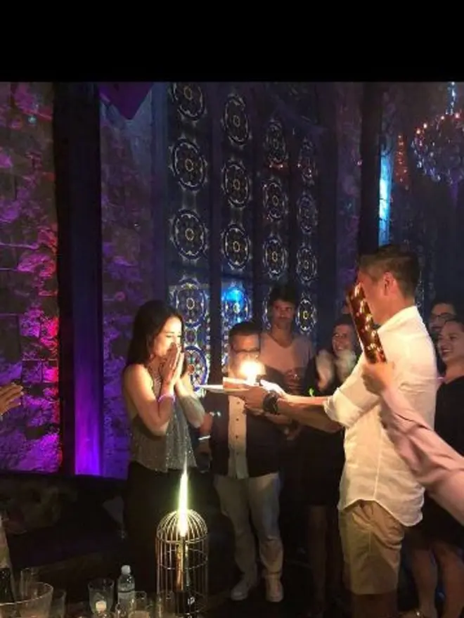 David Tjipto memeberikan kue Ulang Tahun untuk Julie Estelle