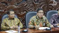 Dirut PT Telkom Indonesia (Persero) Tbk Alex Sinaga (kanan) bersama Menkominfo Rudiantara saat menyelenggarakan konferensi pers mengenai pemulihan layanan akibat terganggunya satelit Telkom 1, Jakarta, Selasa (12/9). (Liputan6.com/Angga Yuniar)