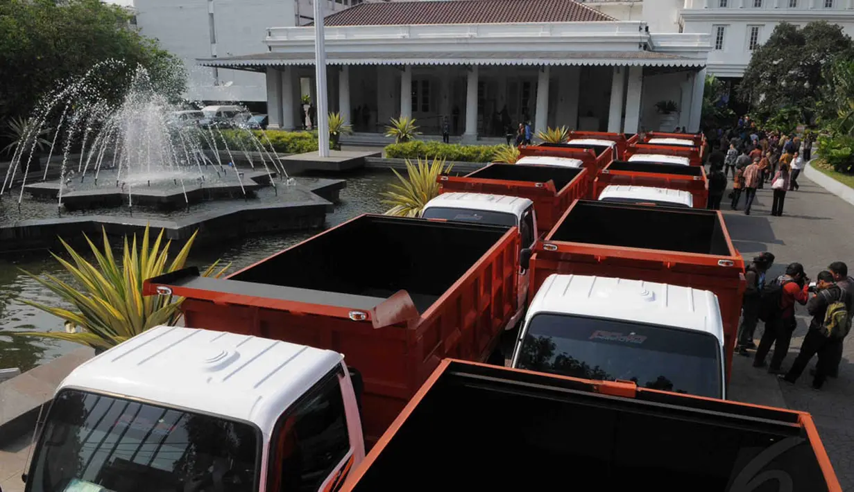 Truk sampah hasil sumbangan tersebut tidak bisa langsung beroperasi, karena harus melalui proses pencatatan, kelaikan truk, Jakarta, (18/9/14). (Liputan6.com/Herman Zakharia)