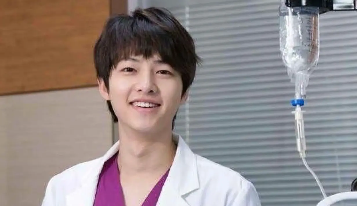 Mungkin Song Joong Ki tidak perlu menjadi seorang dokter, ia cukup tersenyum maka rasa sakit akan hilang. (Foto: koreaboo.com)