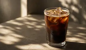 Cara Membuat Iced Long Black dengan Kopi Instan di Rumah