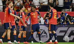 Penyerang Spanyol #19, Lamine Yamal, merayakan bersama rekan satu timnya setelah mencetak gol ketiga timnya selama pertandingan grup A3 fase liga UEFA Nations League antara Spanyol dan Kroasia di Stadion Ramon Sanchez Pizjuan di Seville pada 30 September 2026. (Javier SORIANO/AFP)