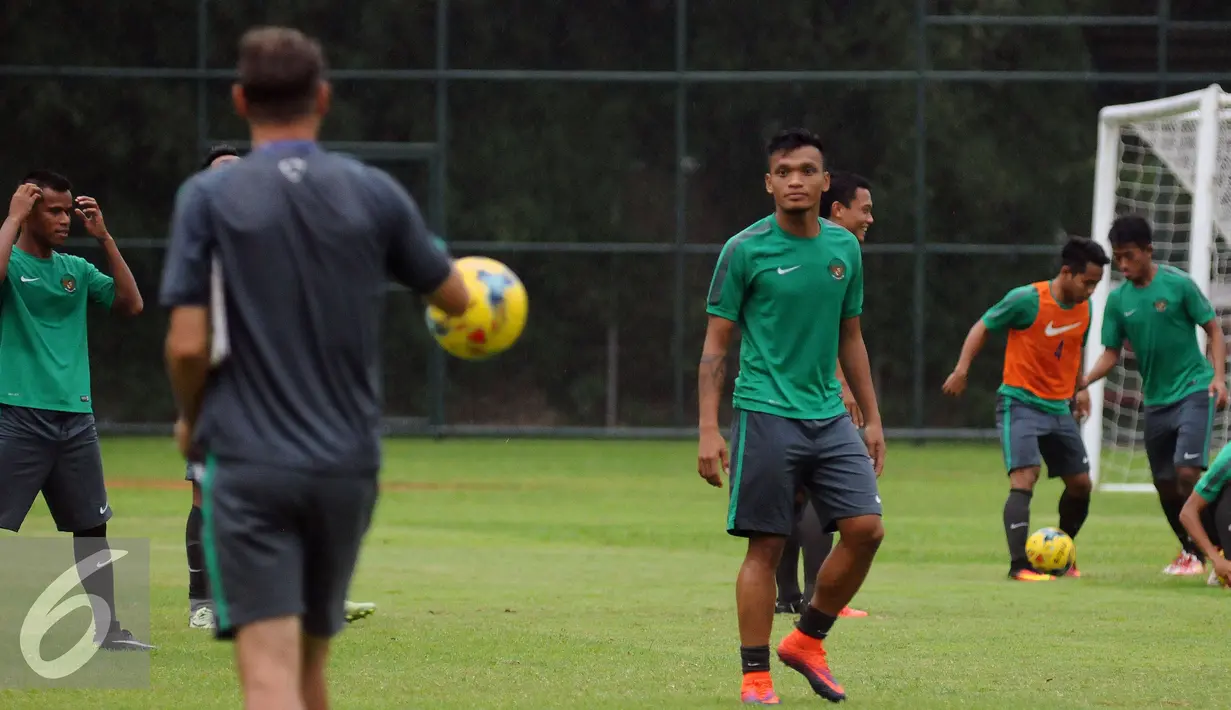 Ferdinand Sinaga (ketiga kanan) menyimak arahan saat latihan di SPH Karawaci, Tangerang, Selasa (15/11). Jelang berlaga di Piala AFF 2016, Timnas Indonesia fokus berlatih tendangan bola mati. (Liputan6.com/Helmi Fithriansyah)