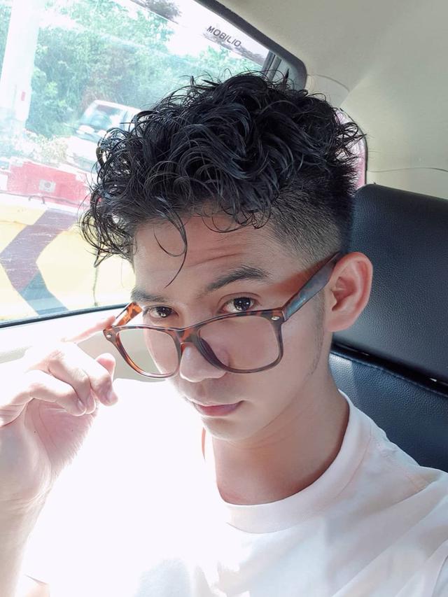 6 Potret Terbaru Rizki D'Academy dengan Rambut Keriting