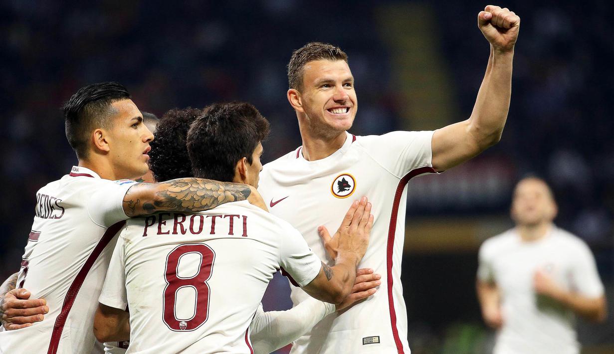 Striker AS Roma, Edin Dzeko, merayakan gol yang dicetaknya ke gawang AC Milan pada laga Serie A di Stadion San Siro, Milan, Minggu (7/5/2017). Dzeko menjadi top scorer Serie A dengan 29 gol. (EPA/Matteo Bazzi)