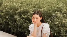 Wanita kelahiran Surabaya ini selalu tampil modis. Ia  kerap kali menggunakan baju putih yang membuatnya semakin anggun. Dengan menggunakan rok bercorak, penampilannya terlihat sangat menawan. (Liputan6.com/IG/@pattdevdex)