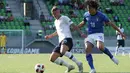 Gelandang Italia, Sandro Tonali (kanan) berusaha merebut bola dari pemain Prancis, Mickael Cuisane pada pertandingan semifinal UEFA European Under-19 Championship 2018 di Vaasa, Finlandia pada 26 Juli 2018. Sandro Tonali resmi menjadi pemain baru AC Milan. (Timo Aalto/Lehtikuva/AFP)