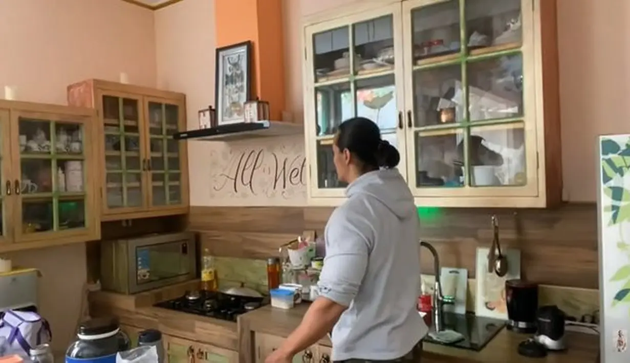 <p>Dapur di rumah ini didominasi dengan unsur kayu. Di beberapa kabinet terlihat barang-barang antik koleksi milik Ade Rai. [Foto: youtube.com/Dunia Ade Rai]</p>