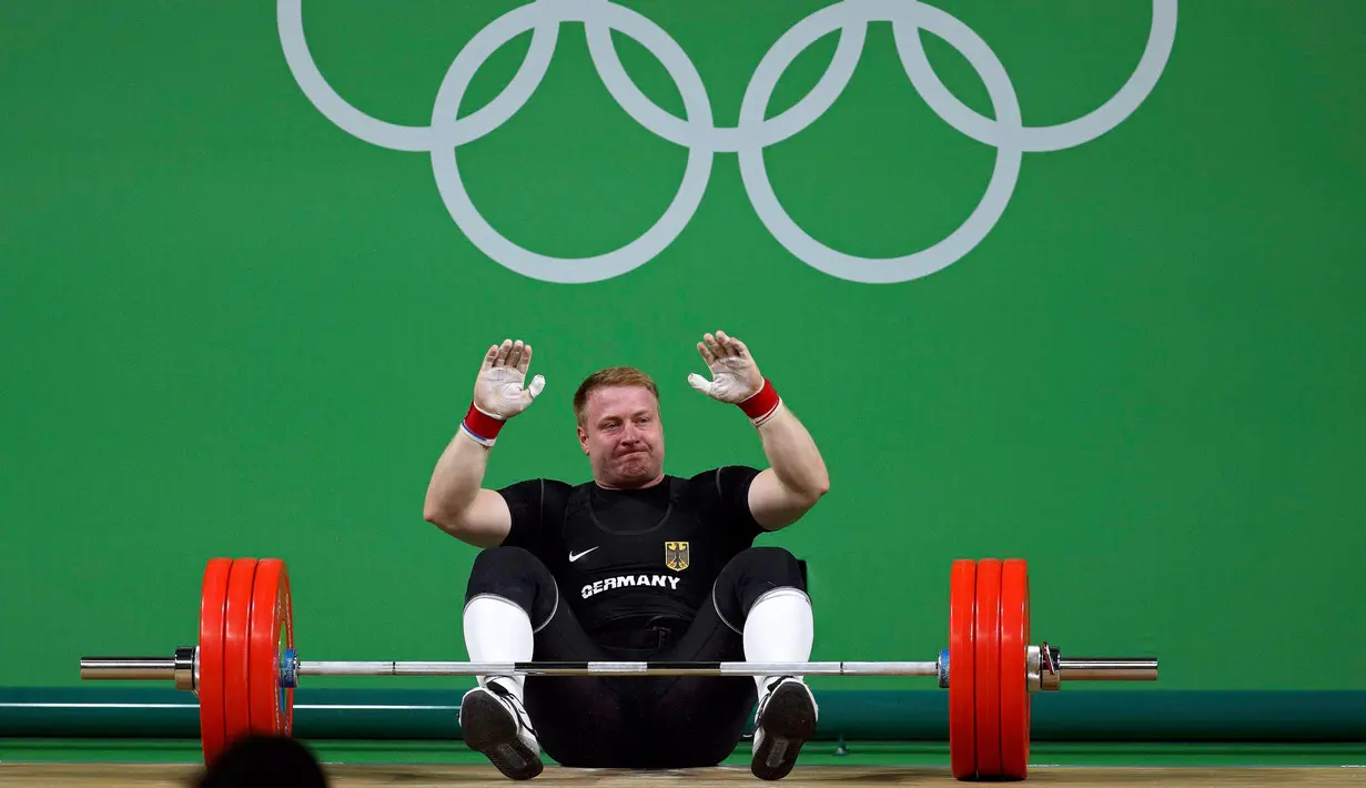 Wajah kecewa atlet asal Jerman, Jurgen Spiess saat gagal mengangkat pada kejuaraan angkat besi 105 kg Putra di Olimpiade Rio 2016 di Riocentro, Pavilion 2, Rio de Janeiro, Brasil, (15/8). (REUTERS / Stoyan Nenov)