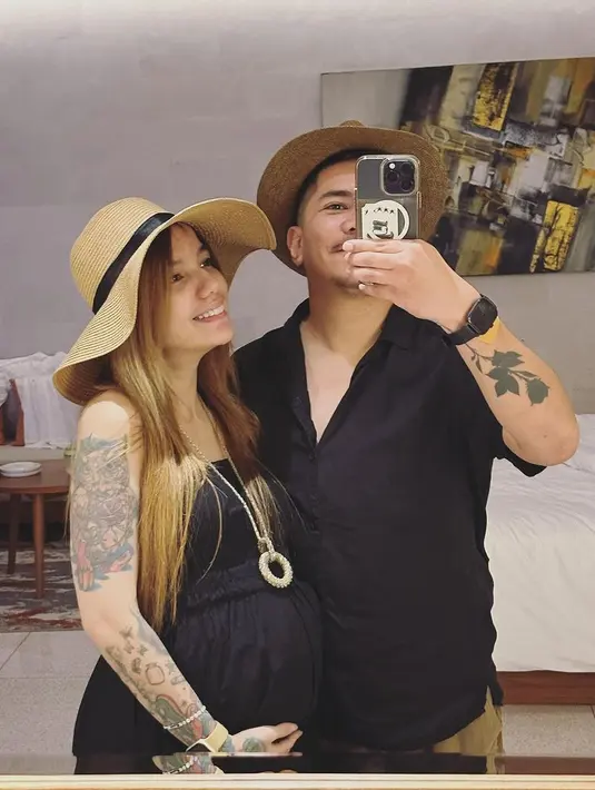 <p>Sudah jarang terlihat di layar kaca, Sheila Marcia tampak semakin bahagia dengan keluarganya. Hidup bersama empat anak dan tengah menanti kehadiran anak kelima. Dimas juga menjadi suami siaga. [Instagram/itssheilamj]</p>