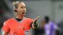 Wasit utama Tori Penso saat memimpin laga Grup H Piala Dunia Antarklub 2025 antara Al Ain melawan Juventus di Audi Field, Washington, Amerika Serikat, Kamis (19/06/2025). (AFP/Roberto Schmidt)