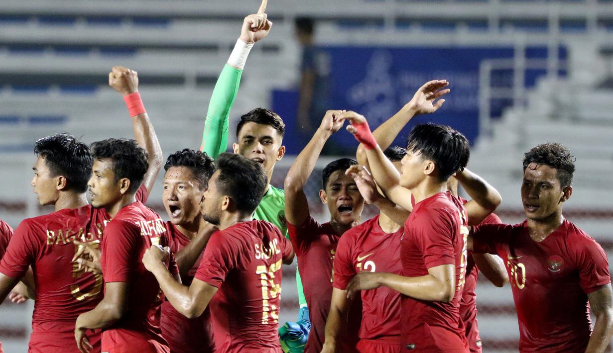 Para pemain Timnas Indonesia U-22 merayakan kemenangan atas Thailand U-22 pada laga SEA Games 2019 di Stadion Rizal Memorial, Manila, Selasa (26/11). Indonesia menang 2-0 atas Thailand. (Bola.com/M Iqbal Ichsan)