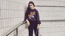 Prilly Latuconsina termasuk salah satu wanita yang gemar memakai sneakers. Berbusana santai dan kasual menjadi pilihan Prilly dalam kesehariannya.  (Instagram)