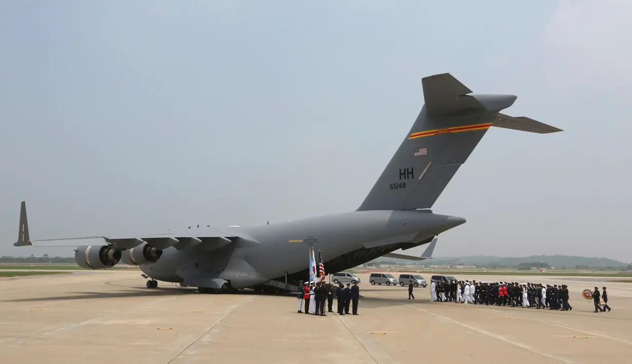 Pasukan PBB menerima kedatangan 55 jenazah yang diyakini sebagai tentara Amerika Serikat (AS) yang tewas selama Perang Korea pada tahun 1950-1953 di Pangkalan Udara Osan, Pyeongtaek, Korea Selatan, Jumat (27/7). (AP Photo/Ahn Young-joon, Pool)