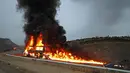 Kendaraan yang dibakar massa imigran di lokasi bentrokan dekat Fnideq, di perbatasan Maroko-Spanyol, Jumat, 31 Juli 2026. (AFP/  Abdel Majid Bziouat)