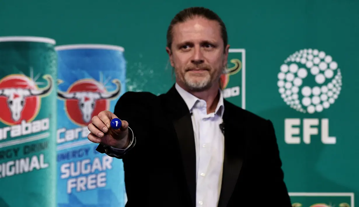 Keputusan Aymeric Laporte banyak menuai kritik, di antaranya dari legenda Timnas Prancis, Emmanuel Petit. Ia menilai tak seharusnya Laporte dengan seenak hatinya memutuskan untuk pindah kewarganegaraan demi dapat bermain memperkuat Spanyol di level senior. (AFP/Lillian Suwanrumpha)