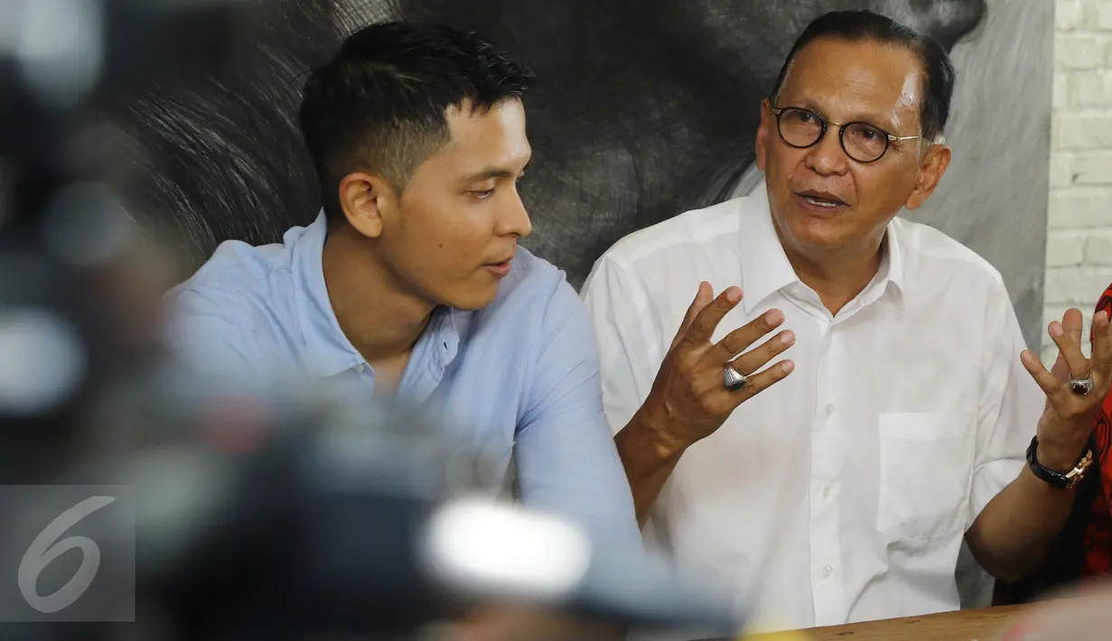 Aktor kawakan Roy Marten ditemani sang anak, Gibran Marten, menggelar jumpa pers di kawasan Mahakam, Jakarta, Jumat (30/12). Roy Marten membantah kabar dirinya menikah lagi dengan perempuan muda bernama Dini Indriani. (Liputan6.com/Herman Zakharia)