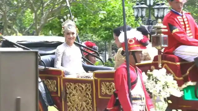 6 Beda Penampilan Selvi Ananda, Kahiyang Ayu dan Erina Gudono Naik Kereta Kencana Saat Menikah
