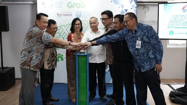 SMF dan Grab Indonesia mengumumkan kerja sama strategis untuk memberikan akses KPR bagi para mitra pengemudi GrabCar melalui Program KPR SMF-Grab.