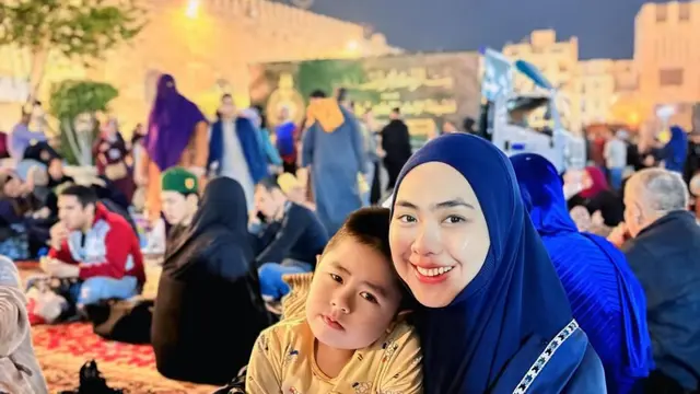 Potret Kehangatan Keluarga Oki Setiana Dewi di Malam ke-27 Ramadan di Masjid Al-Azhar