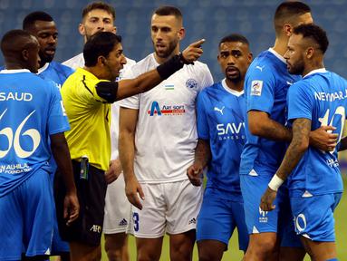 Al Hilal yang diperkuat bintang asal Brasil, Neymar yang hingga kini masih berpredikat sebagai pemain termahal di dunia, hanya bermain imbang 1-1 saat menghadapi klub asal Uzbekistan, PFC Navbahor pada laga Grup D Liga Champions Asia 2023/2024 di King Fahd International Stadium, Riyadh, Selasa (19/9/2023) dini hari WIB. Al Hilal yang bermain di depan publik sendiri harus tertinggal lebih dahulu dari sang tamu lewat gol Toma Tabtadze pada menit ke-52. Al Hilal baru bisa menyamakan skor 1-1 pada menit ke-10 masa injury time lewat gol Ali Al Boleahi. (AFP/Fayez Nureldine)
