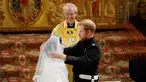 Pangeran Harry membuka tabir Meghan Markle yang disaksikan Uskup Agung Canterbury Justin Welby saat pernikahan mereka di Kapel St. George, Kastil Windsor, Inggris, Sabtu (19/5). Keduanya resmi menjadi suami istri. (Owen Humphreys/pool photo via AP)