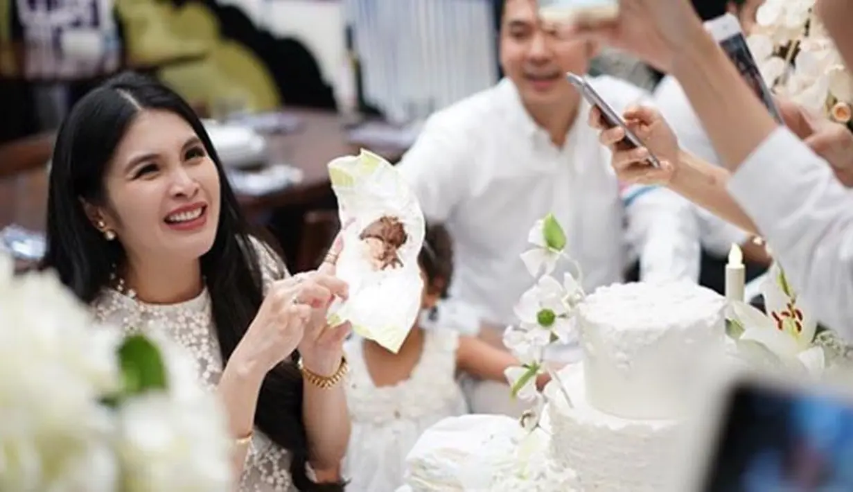 Di salah satu unggahannya, Sandra Dewi menuliskan kepsyen bahwa ia dan Harvey ditantang para sahabatnya untuk memakan cokelat yang ada di popok bayi. Terlihat ekspresi-ekspresi lucu yang tampak di wajah Sandra dan Harvey. (Instagram/sandradewi88)