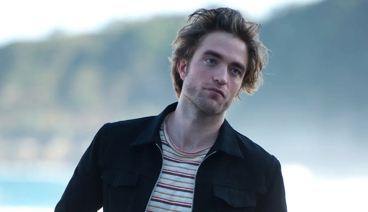 <p>Aktor Inggris Robert Pattinson berpose saat saat sesi pemotretan untuk mempromosikan filmn terbarunya "High Life" selama Festival Film San Sebastian ke-66, di kota Basque, San Sebastian, Spanyol utara (27/9). (AFP Photo/Ander Gillenea)</p>
