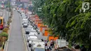 Kendaraan terjebak kemaceten di sepanjang Jalan Otista Raya, Jatinegara, Jakarta, Kamis (10/9/2019). Kemacetan disebabkan karena terdapat banyak titik di ruas jalan tersebut yang sedang mengerjakan proyek pembangunan trotoar dan galian kabel. (Liputan6.com/Faizal Fanani)