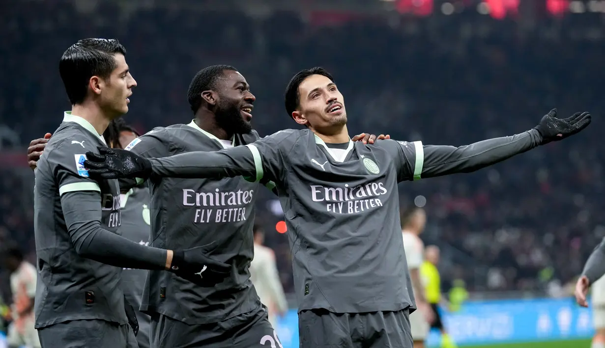 Kedua tim harus puas berbagai satu poin yang tidak mengubah posisi di klasemen sementara Liga Italia 2024/2025. Milan di peringkat ke-8, Roma di peringkat ke-10. (AP Photo/Antonio Calanni)