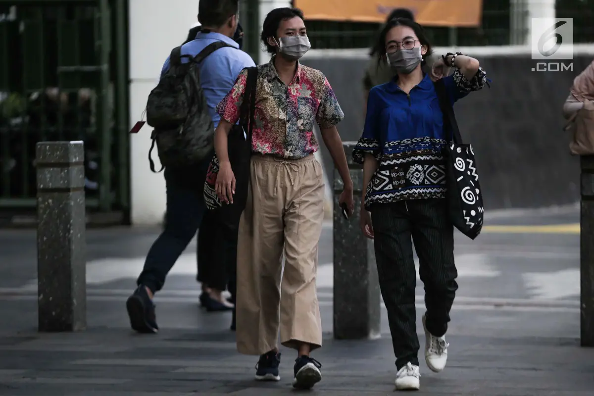 Udara Jakarta Buruk, Warga Beraktivitas Pakai Masker